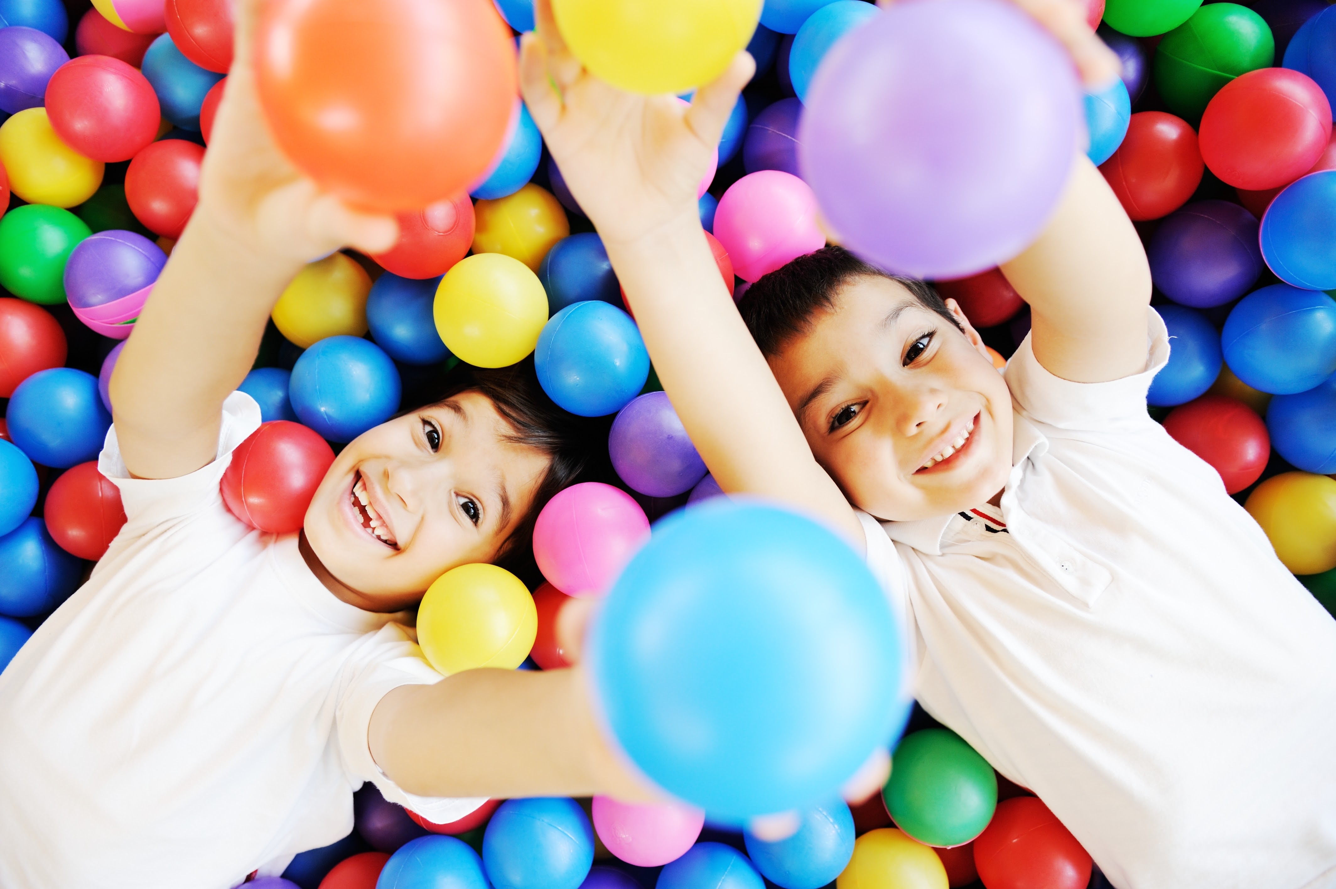 Игры с шарами для детей. Дети с воздушными шариками. Счастливые дети с шариками. Дети радостные с шарами. Фотосессия с шарами.