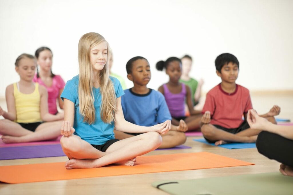 benefícios do yoga - foto Active For Life - crianças a meditar