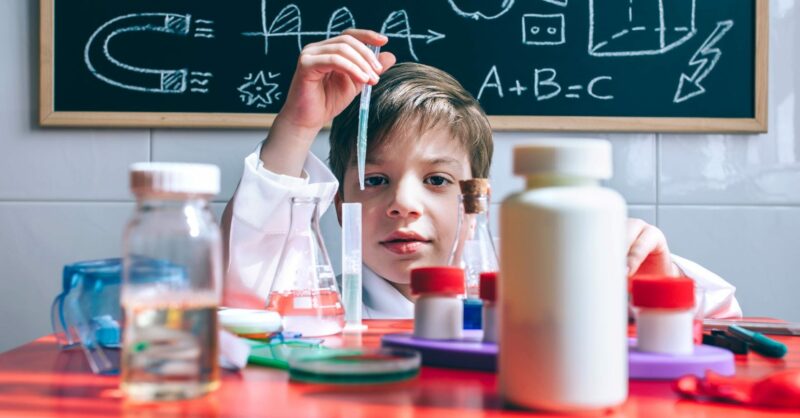 5 experiências científicas que podem fazer com os miúdos (em casa!)