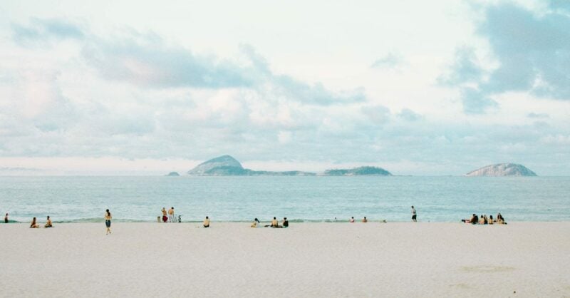 Praia e COVID-19: perguntas e respostas para um verão responsável