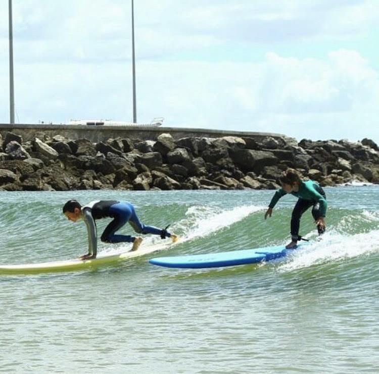 Lisbon surfaris cria em junho clínicas de surf e Bodyboard em segurança para crianças prometendo desporto e muita diversão