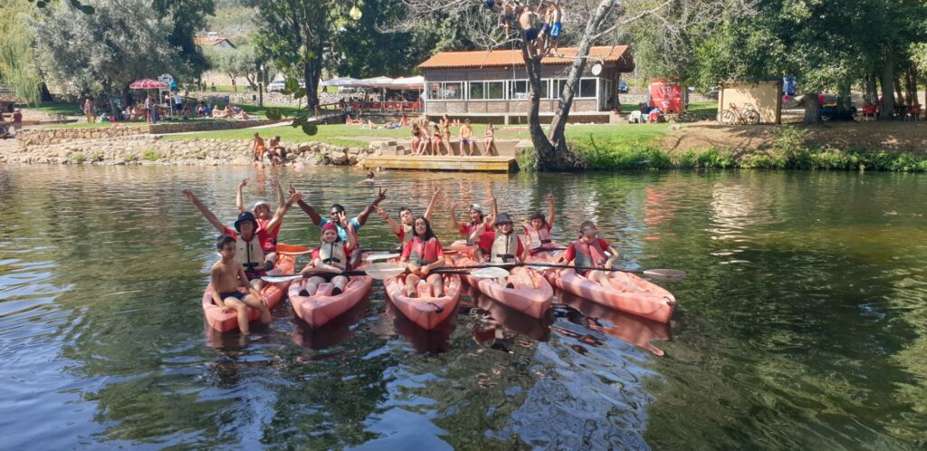Kayak no rio no campo de férias perto Coimbra
