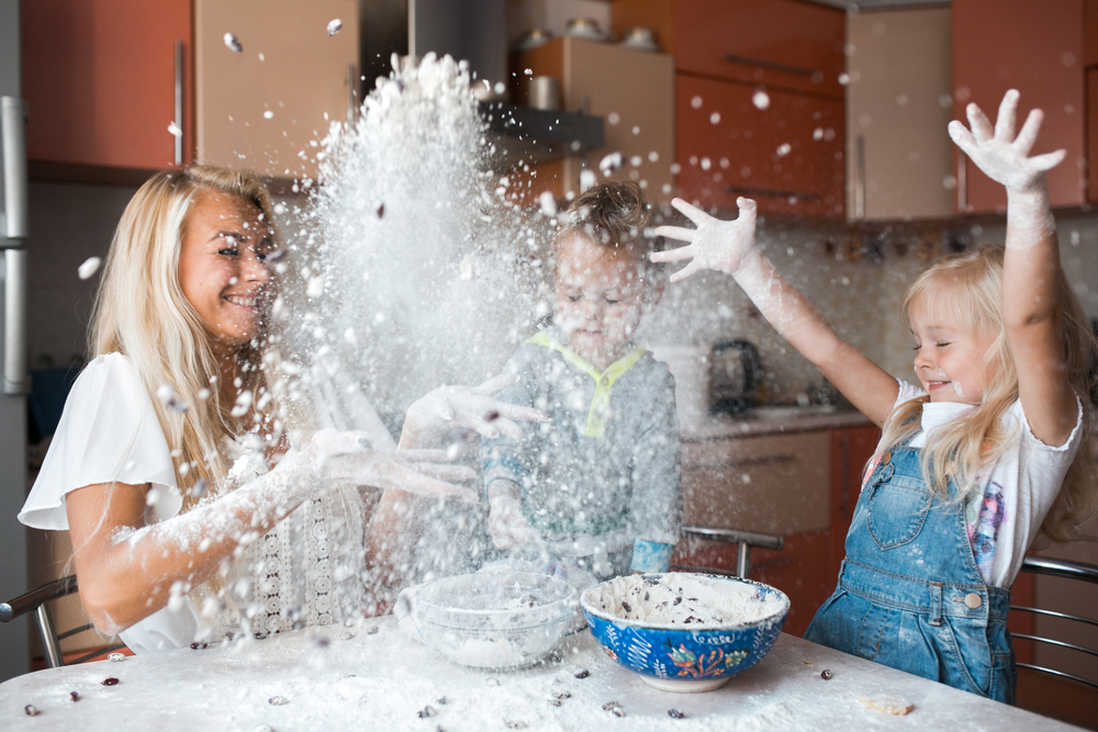 Oito motivos para os seus pequenotes aprenderem a cozinhar: família feliz