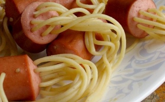 Salsichas com esparguete